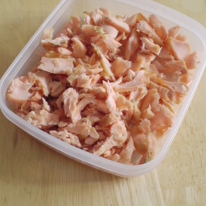 義父が釣ってきた鱒で作りました。今夜のちらし寿司に使います！市販の鮭フレークが味気なく感じますね(^_^;)